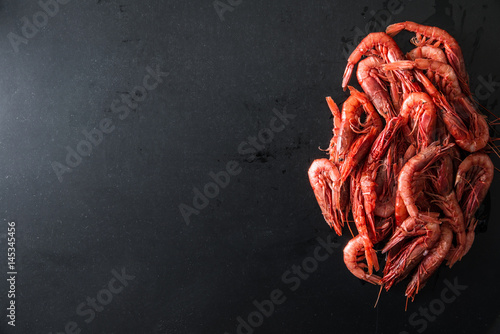 gamberi rossi di sicilia su fondo scuro photo