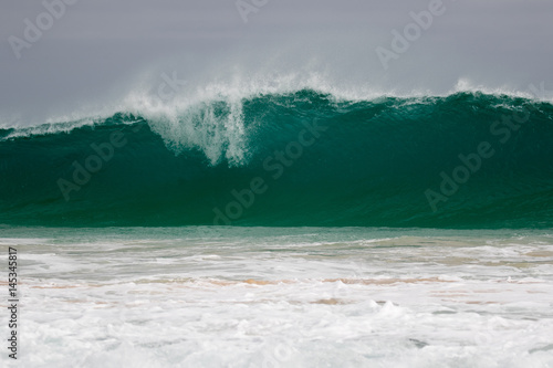 Obraz na plátně Giant wave hits the shore