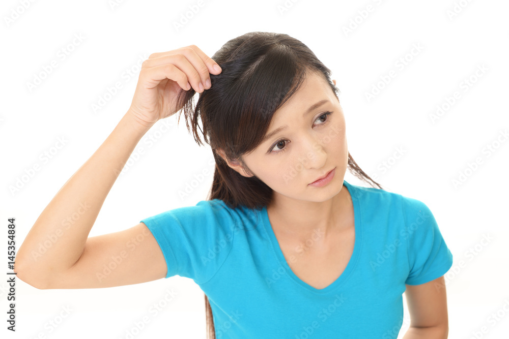 ヘアケアに不満な女性 ヘアケアに不満な女性