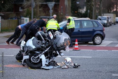 Polizei nimmt Verkehrsunfall mit Motorrad   Motorroller auf Kreuzung auf