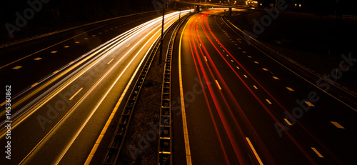 snelweg bij nacht photo