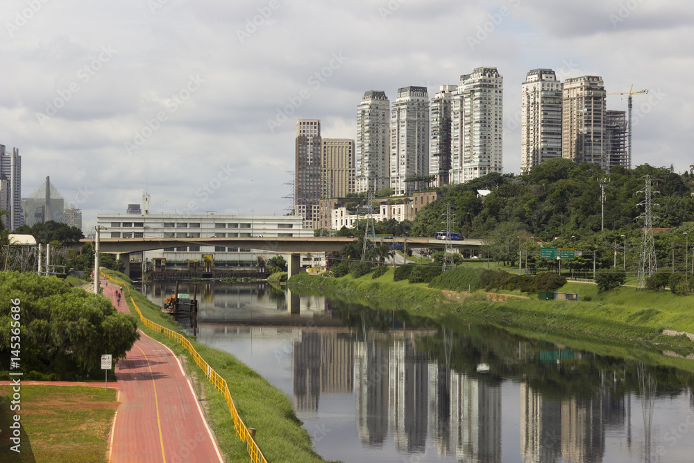 Obraz premium Marginal Pinheiros, Pinheiros river, Estaiada bridge - Sao Paulo, Brazil