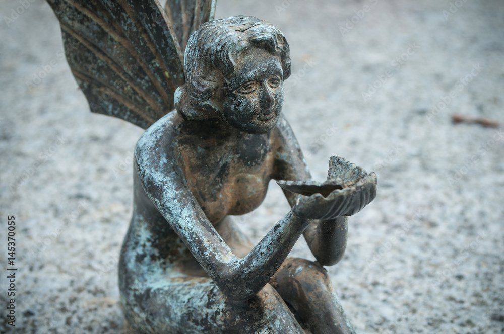 détail ange en bronze au cimetière détail ange en bronze au cimetière