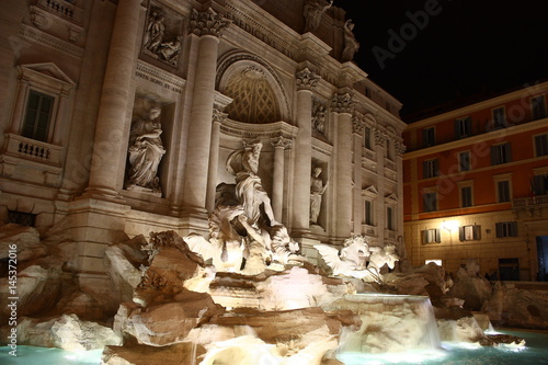 Fontana di Trevi Roma photo