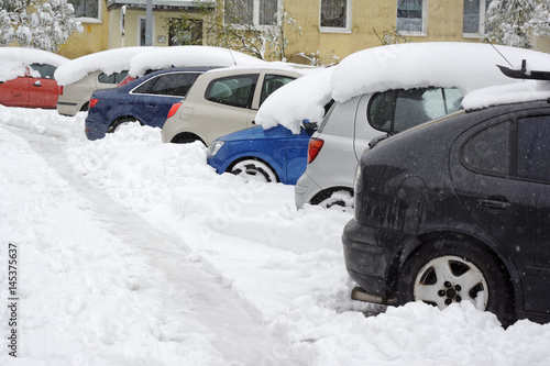 Samochody na parkingu zasypane śniegiem
