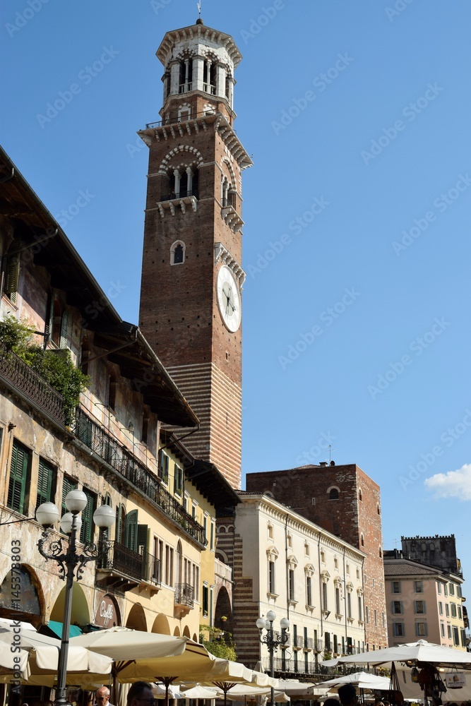 Campanile in piazza delle Erbe e mercato a Verona in Italia