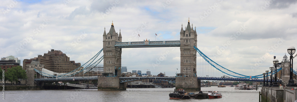 Fototapeta premium Panoramic view of Tower Bridge, London, UK