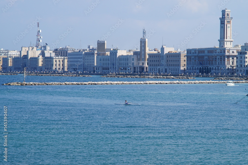 la costa adriatica con la città di Bari sullo sfondo in una bellissima giornata di primavera
