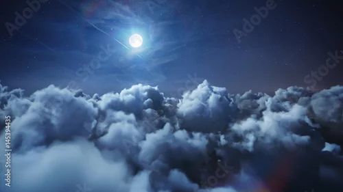 Fototapeta Latające nad głębokie nocy timelapse chmury w świetle księżyca. Płynnie zapętlona animacja. Lot przez poruszający się krajobraz z pięknym księżycem. Idealny do kina, tła, kompozycji cyfrowej.