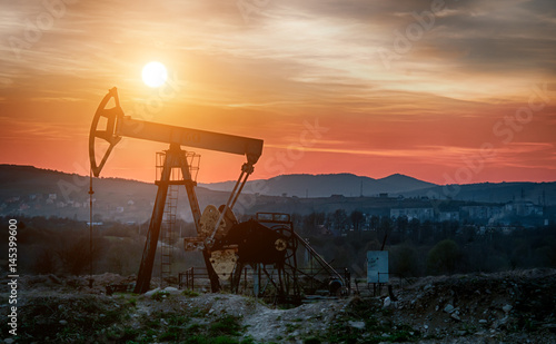 Obraz na płótnie oil pump on sunset