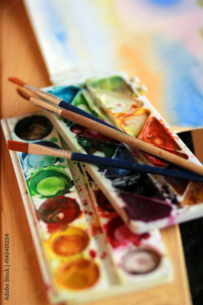 Used watercolor paints and scattered brushes Used watercolor paints and scattered brushes
