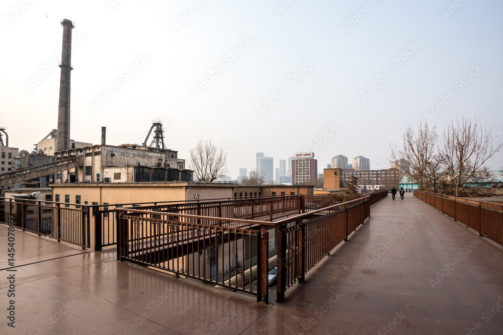 vue sur une cheminé d'usine à Pékin à partir d'une passerelle
