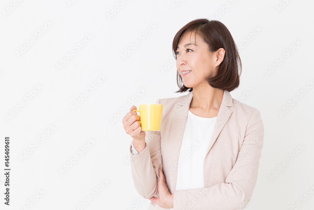 飲み物を飲むミドル女性 飲み物を飲むミドル女性