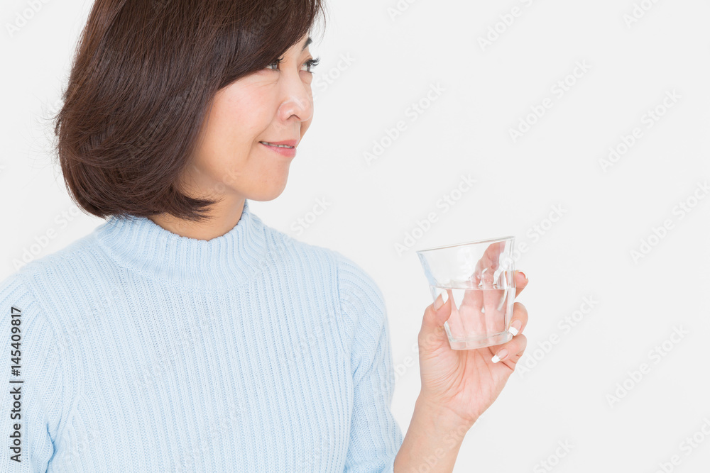 水を飲むミドル女性