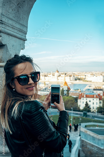 Canvas Print Woman taking smartphone photos of Budapest, Hungary