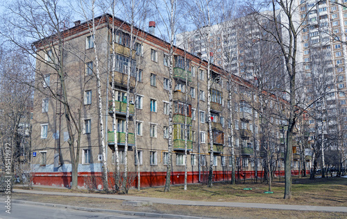 Пятиэтажный четырёхподъездный кирпичный жилой дом в Москве