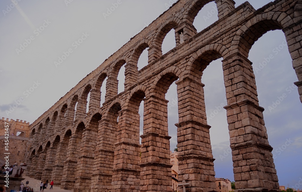 acueducto de Segovia tras 2000 años de existencia y construido sin argamasa ni cemento, véanse las hendiduras en las piedras para izarlas.