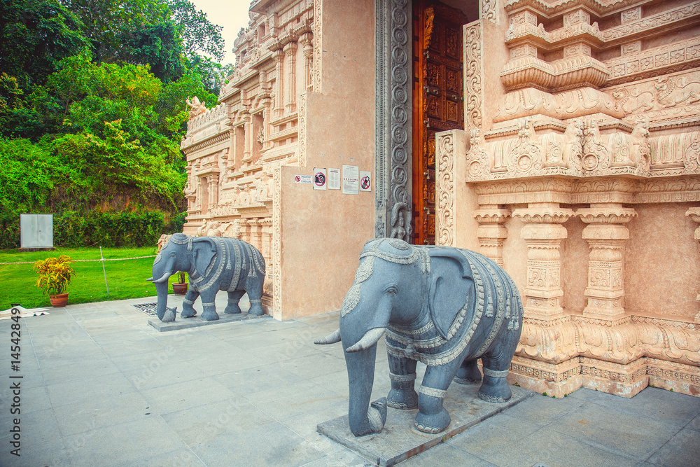 beautiful-hindu-temple-in-malaysia-at-the-entrance-to-the-sculpture-of