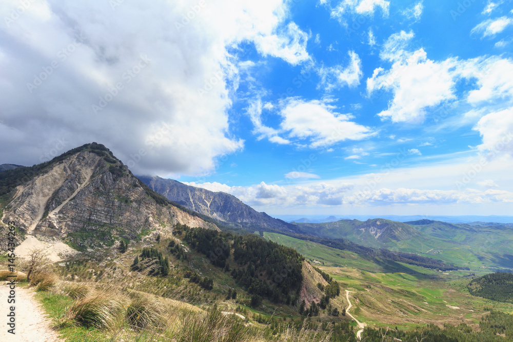 Naklejka premium Green Hill Landscape in Central Sicily near Cammarata Mountain in Spring