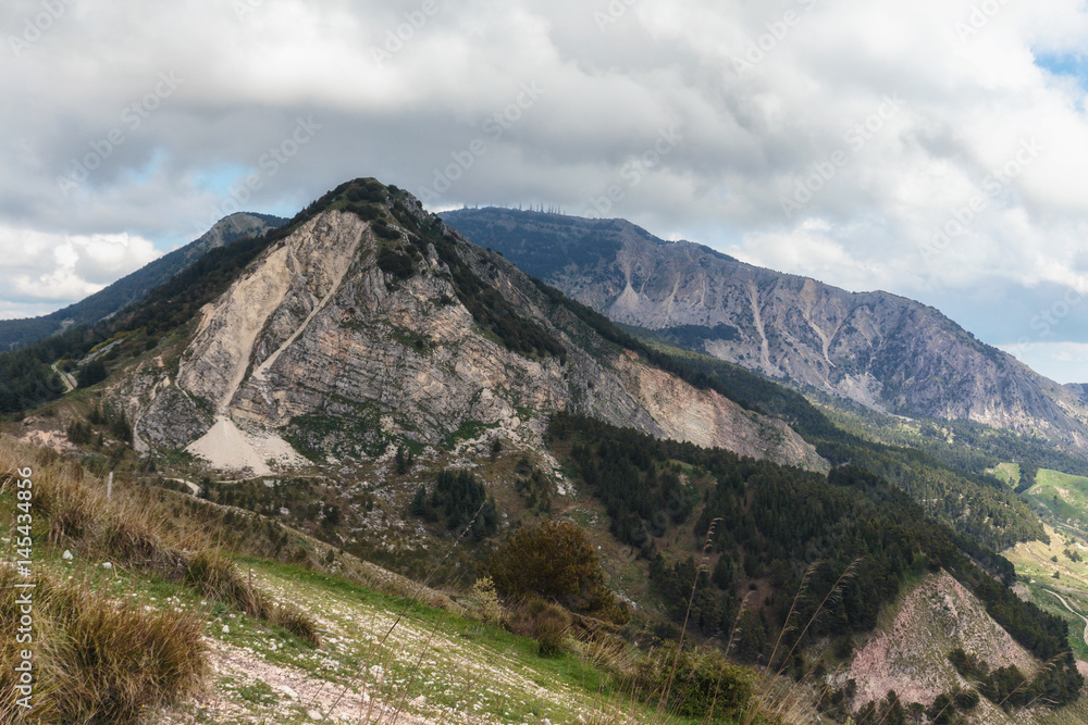 Naklejka premium Green Hill Landscape in Central Sicily near Cammarata Mountain in Spring