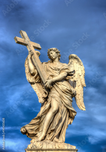 Engelsstatue mit Kreuz auf der Engelsbr  cke  Rom  Italien.    Angel statue with cross on Ponte Sant Angelo  Rome  Italy.