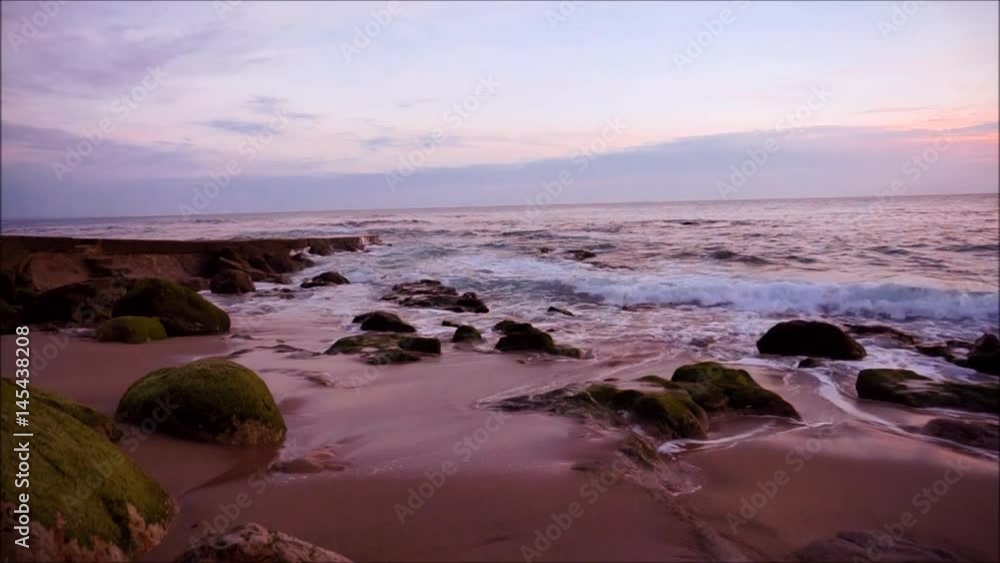 Vídeo paisaje de la costa Atlántica en la playa junto con las rocas Vídeo paisaje de la costa Atlántica en la playa junto con las rocas