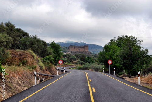 Carretera y Castillo de Mombeltran