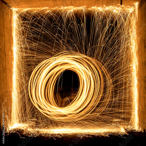 Schwarzes Loch und Feuerkreisel beim Lichtmalen in einem Tunnel