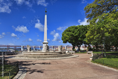 The monument in the park is located in lisbon