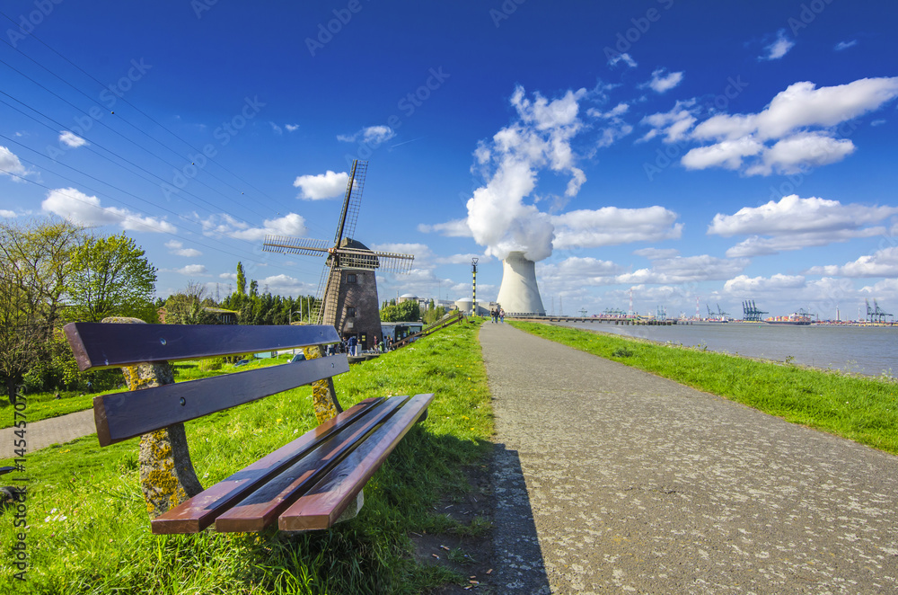 Φωτογραφία View of the nuclear power plant in the town of Doel, Belgium.
