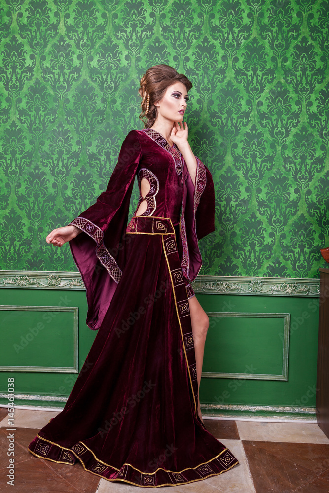 Obraz premium Sensual woman dressed in vintage clothes in retro interior. Rococo period. Luxury and high class