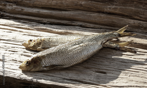 Geräucherter Fisch / Bücklinge auf Holz / Treibholz Hintergrund, Textfreiraum