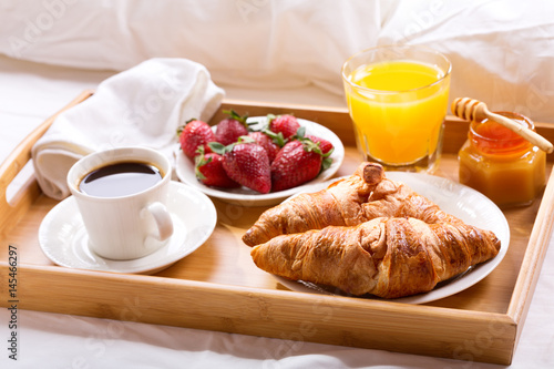 Fényképezés breakfast tray served in bed