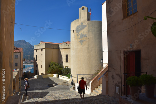 Ruelle et tour dans la citadelle génoise de Calvi en Corse © JFBRUNEAU