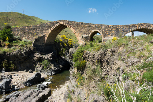 Obraz na płótnie Medieval bridge of Adrano, Sicily, of arabic origin and saracen