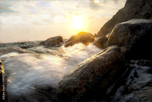 Valokuva sea sprays on a cliff