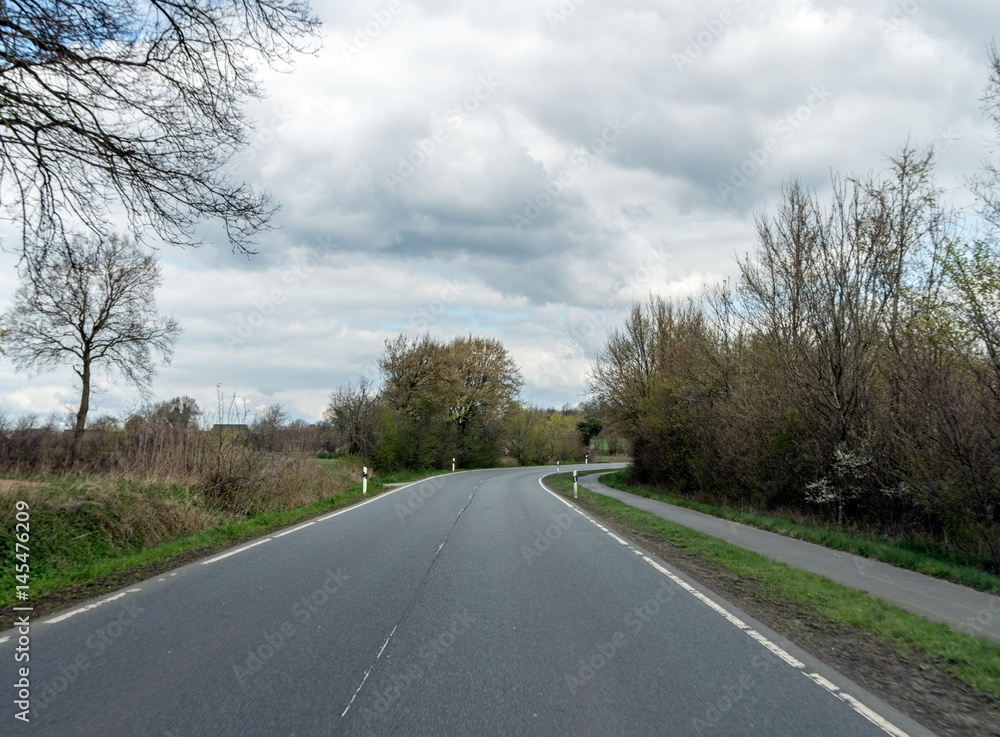 Fototapeta premium auf einer schönen Landstrasse im Frühling unterwegs