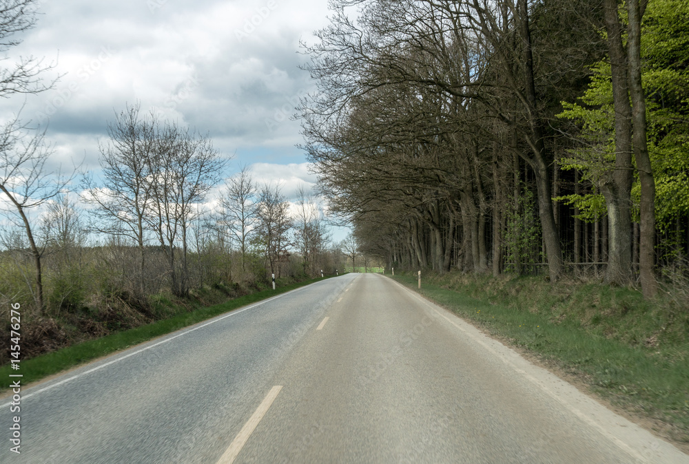 alleine auf einer schönen nebenstrasse im Frühling unterwegs