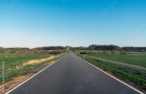 auf einer landstrasse alleine   berland unterwegs