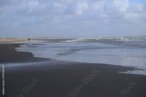 Abendspaziergang an der Nordseeküste, stille Momente © plopart