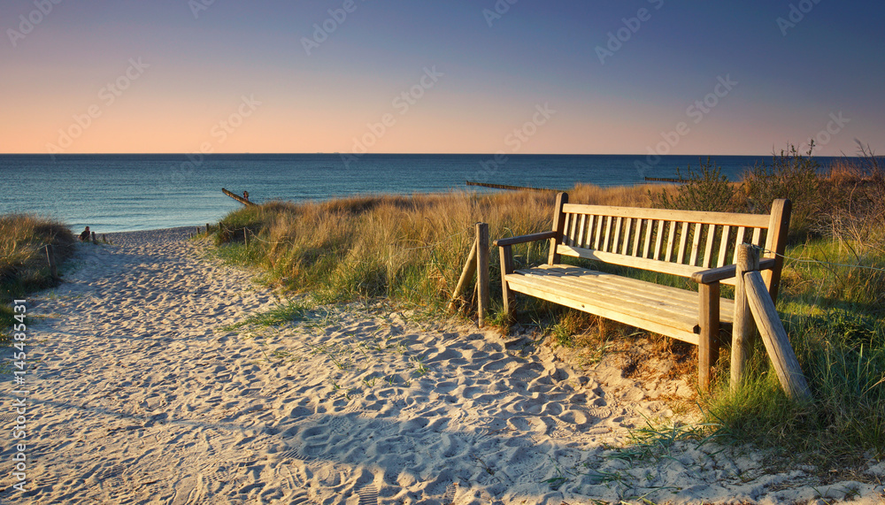 Naklejka premium pusta ławka na plaży