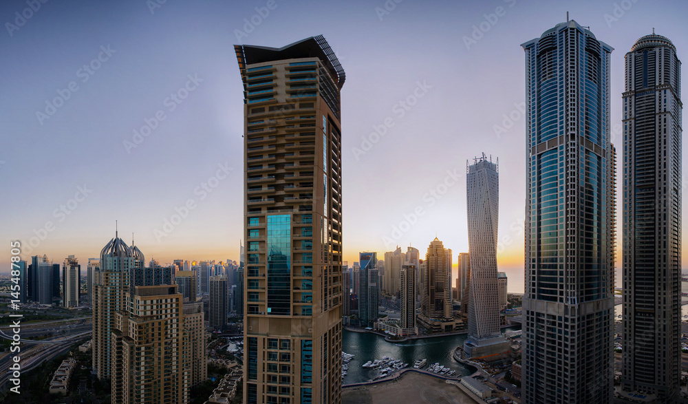Obraz premium Sunset window view of Dubai city