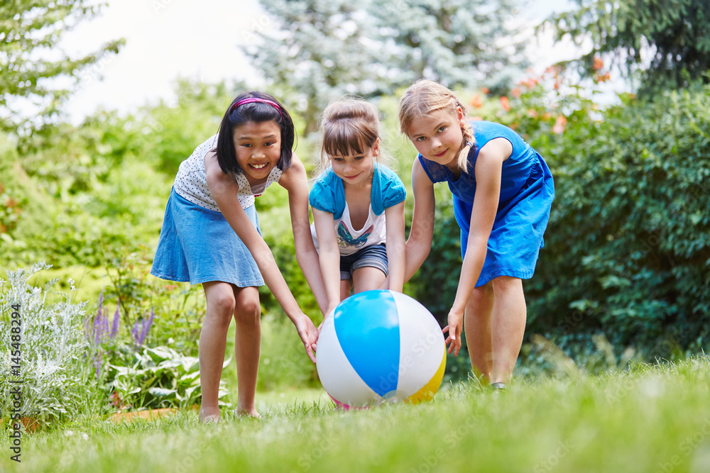 Mädchen Team spielt mit einem Ball Stock Photo | Adobe Stock