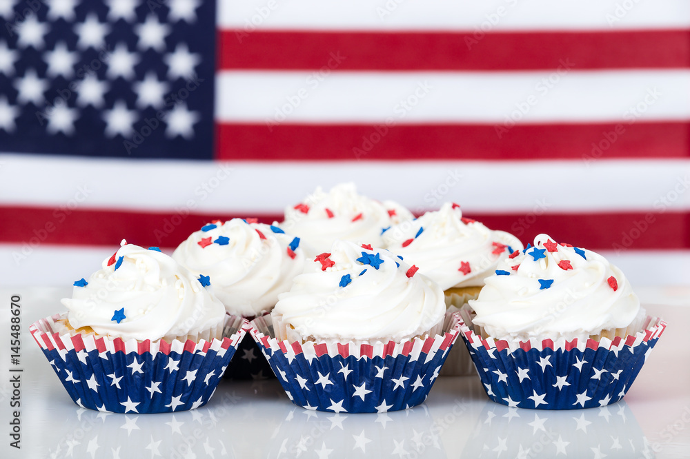 Obraz premium Patriotic cupcakes with American flag in the background
