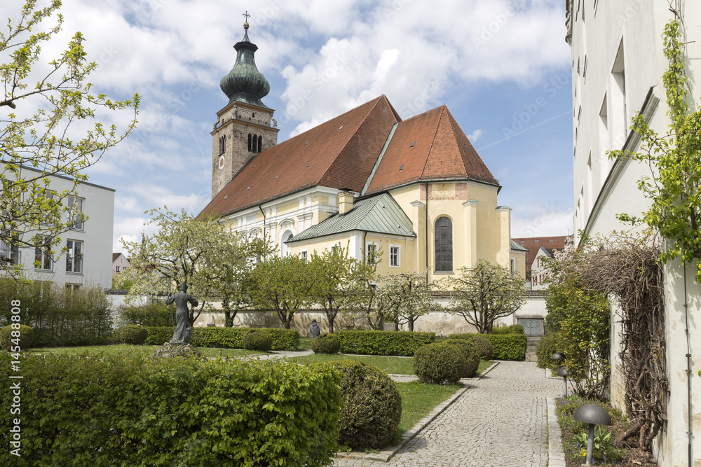 Historische Stadtkirche in Mühldorf am Inn, Bayern Stock-Foto | Adobe Stock