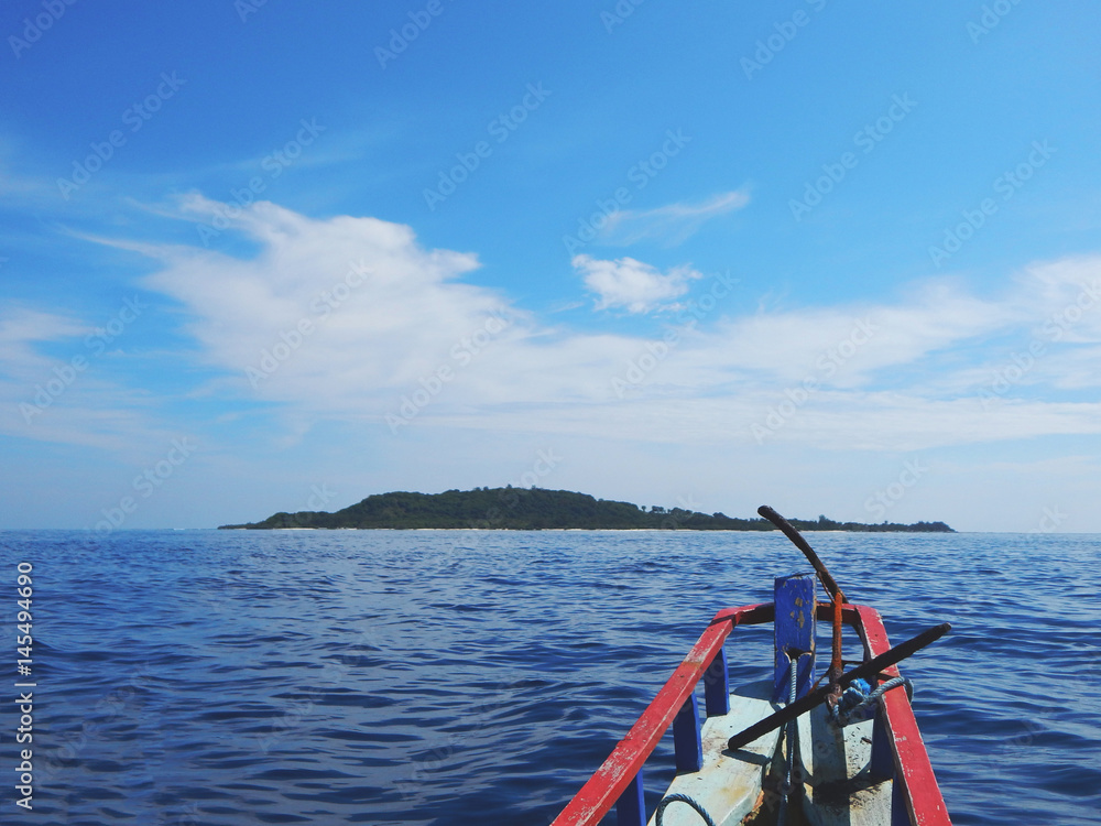 Fototapeta premium Island hopping with a boat between Bali and Lombok, Indonesia.