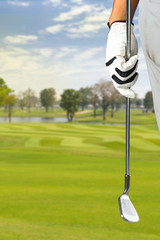 Acrylglasbilder Golf Golfspieler mit Schläger auf dem Platz  © Naypong Studio