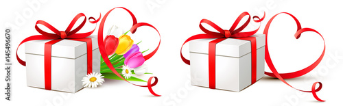 Geschenkbox mit roter Herzform Schleife und Blumen - Set