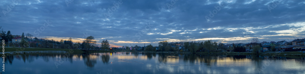 Fototapeta premium Panorama miasta nad zalewem wodnym, Lipsko, Polska