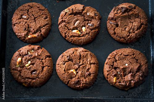 Obraz na plátně Triple dark, milk and white chocolate cookies